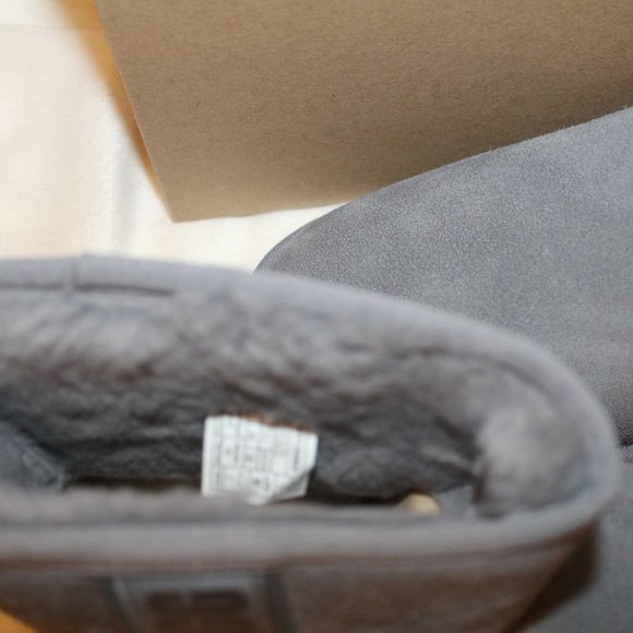 NIB UGG MINI‎ LOGO SUEDE SHEARLING LINED ANKLE BOOTS GRAY 9 - Picture 4 of 7